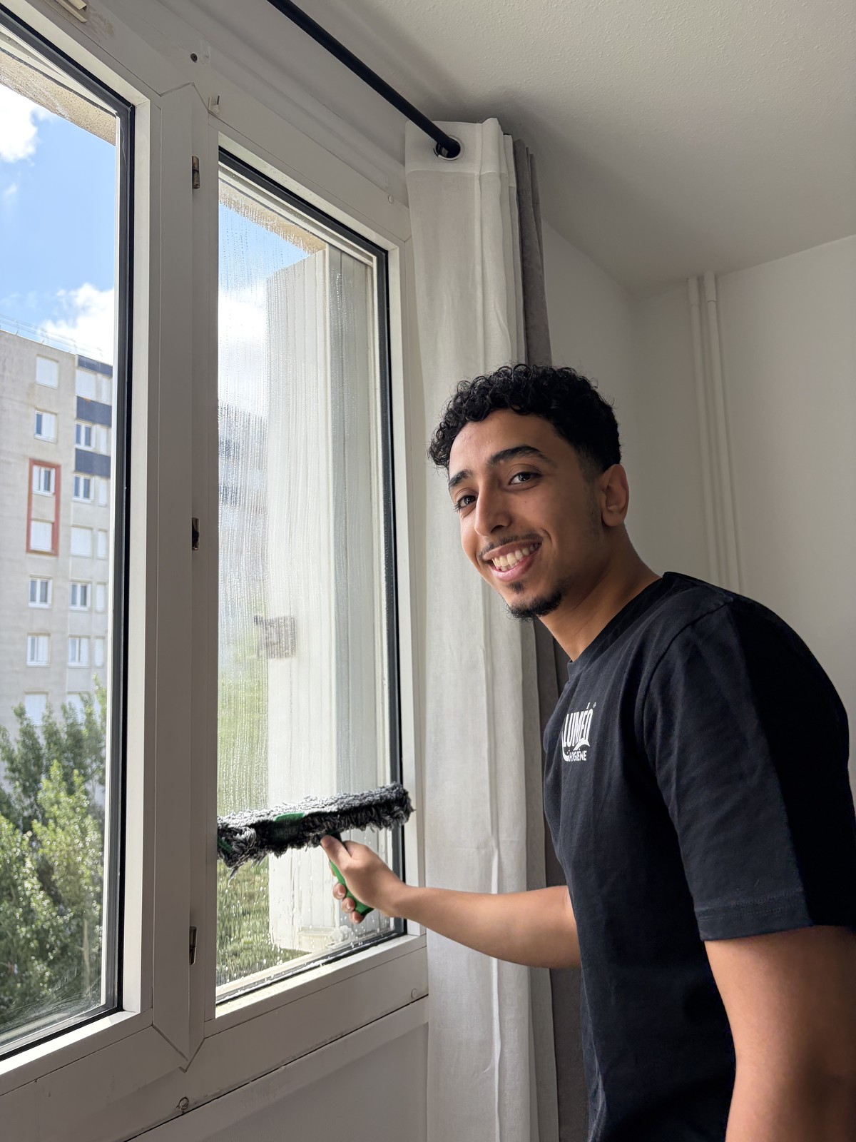 Mohamed, fondateur de Luméo Hygiène, en intervention chez un particulier